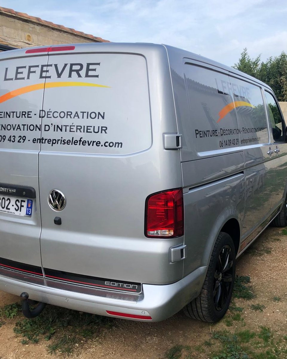 Le véhicule de l'Entreprise Lefèvre à Arles