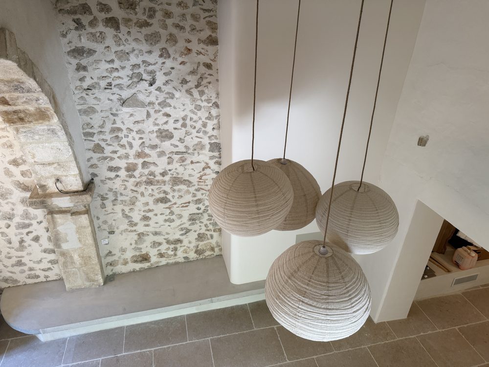 Mur en pierre apparente et suspensions